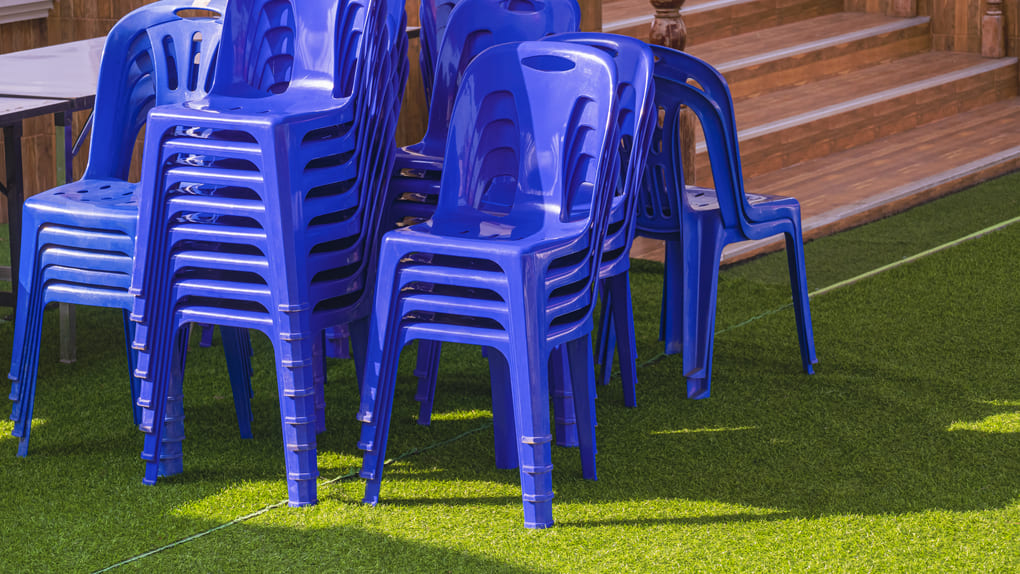 Descubre sillas de plástico en República Dominicana con diseños que simulan madera